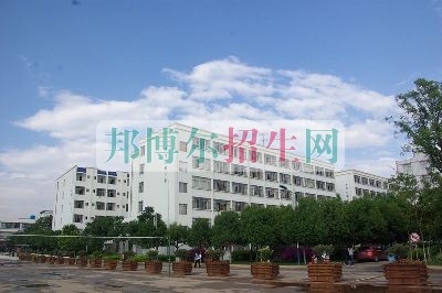云南經(jīng)濟(jì)管理學(xué)院2016年招生簡(jiǎn)章