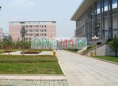 江西財(cái)經(jīng)大學(xué)現(xiàn)代經(jīng)濟(jì)管理學(xué)院招生辦聯(lián)系電話(huà)