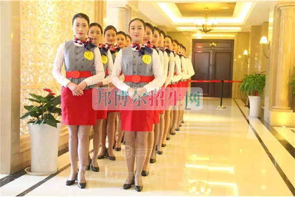 成都航空旅游職業(yè)學(xué)校開啟新學(xué)期首場招聘，場面火爆美女如云