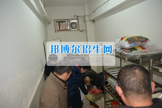 青羊區(qū)教育局機(jī)關(guān)黨委書(shū)記劉立頻赴成都市青蘇職業(yè)中專學(xué)校視察開(kāi)學(xué)準(zhǔn)備工作