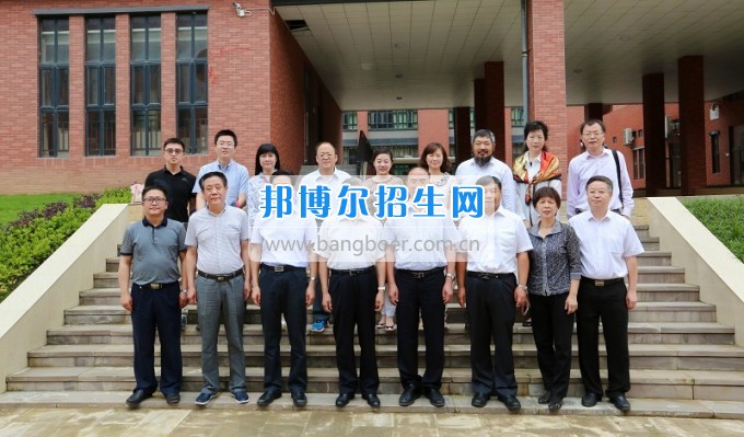 民盟中央副主席龍莊偉一行到安順職業(yè)技術學院視察指導工作