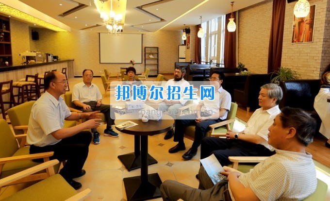 民盟中央副主席龍莊偉一行到安順職業(yè)技術學院視察指導工作