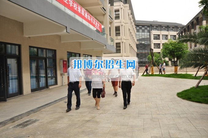 　　攀枝花學(xué)院土木工程學(xué)院副校長(zhǎng)石維富帶隊(duì)檢查康養(yǎng)學(xué)院后勤準(zhǔn)備工作  　　7月10日，攀枝花學(xué)院土木工程學(xué)院副校長(zhǎng)石維富帶領(lǐng)學(xué)生處、后管處、網(wǎng)計(jì)中心、后勤集團(tuán)、宣傳部、康養(yǎng)學(xué)院、花舞人間公司相關(guān)負(fù)責(zé)人一同視察了康養(yǎng)學(xué)院后勤保障準(zhǔn)備工作。  　　石維富主要檢查了學(xué)生寢室、教室、實(shí)驗(yàn)室、食堂、運(yùn)動(dòng)場(chǎng)等校園環(huán)境設(shè)施的準(zhǔn)備情況。相關(guān)單位對(duì)準(zhǔn)備工作中存在的問(wèn)題提出了具體整改意見(jiàn)。最后石維富要求相關(guān)單位積極配合花舞人間公司做好開(kāi)學(xué)前準(zhǔn)備工作，并希望花舞人間公司加快工作進(jìn)度，確保在開(kāi)學(xué)前各項(xiàng)準(zhǔn)備工作保質(zhì)保量完成。  　　