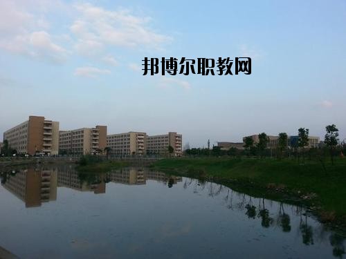 內(nèi)江鐵路機(jī)械學(xué)校2020年報(bào)名條件、招生要求、招生對(duì)象