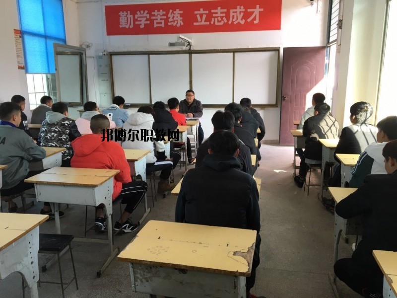 銅鼓縣職業(yè)中專學校2020年報名條件、招生要求、招生對象