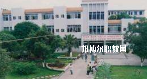 柳州市衛(wèi)生學(xué)校2020年報名條件、招生要求、招生對象 