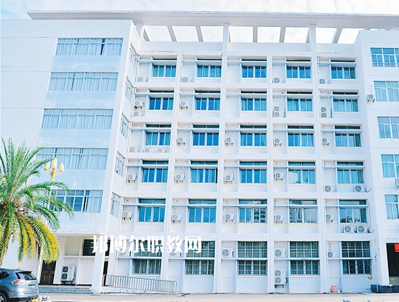 海南農墾衛(wèi)生學校2021年學費、收費多少
