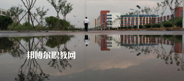 青島西大技工學(xué)校地址在哪里，哪個(gè)地區(qū)，哪個(gè)城市?