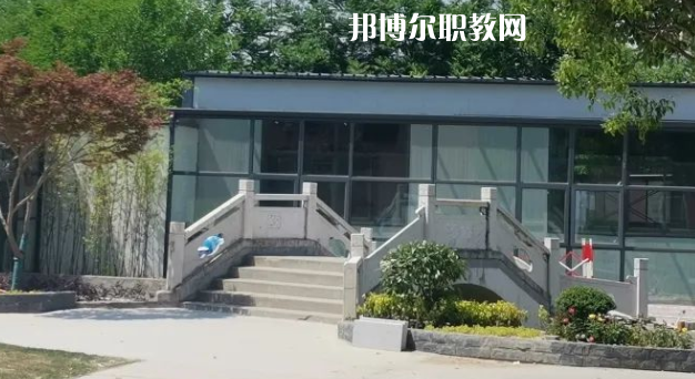 泰州市姜堰區(qū)江淮職業(yè)高級(jí)中學(xué)地址在哪里，哪個(gè)地區(qū)，哪個(gè)城市?