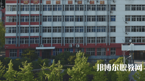 開灤技師學(xué)院招生計(jì)劃?每年學(xué)校在招生季節(jié)都會(huì)公布自己的招生計(jì)劃，那么學(xué)生們在對學(xué)校所進(jìn)行選擇的時(shí)候，是可以具體看看一所學(xué)校的招生計(jì)劃，然后再看看學(xué)校所公布的招生要求是否是自己可以滿足的，從而決定對學(xué)校的報(bào)讀。  一、開灤技師學(xué)院招生計(jì)劃一覽表 二、開灤技師學(xué)院招生情況 1、開灤技師學(xué)院招生條件、要求  身高:1.55米以上。  體重:不低于50公斤，高限不超過標(biāo)準(zhǔn)體重的50%。  視力:裸眼視力左右均在4.7(含47)以上，砂眼左右無第二期三個(gè)“十”者，無色弱、色盲者。  耳病:無化膿性中耳炎者。  聽力:左右兩側(cè)均大于80%(包括80%分貝)。  鼻病:無萎縮性鼻炎及較重肥大性鼻炎者。  血壓:90mmHg<收縮壓<140mmHg、60mmHg<舒張壓<90mmHg  心臟:二級收縮期雜音以下和心率在90次/分以下者。  肺臟:無慢性支氣管炎 支氣管哮喘、肺結(jié)核、結(jié)核性胸膜炎等呼吸系統(tǒng)慢性病。  腹部無任何腫物和肝、脾不腫大者(肝大一公分以內(nèi)功能正常者除外)。  對紋身者,面部、頸部紋身直徑不超過2cm，著短裝身體其他裸露部位直徑不超過3cm。面部、頸部紋身直徑超過2cm或其他部位超過3cm的，不合格;如本人能夠積極處理，可視為合格。  輔助檢查、胸透、化驗(yàn)正常者。  其他:無殘疾、無駝背、無畸形、無較重之扁平足或拇指外翻 無腿部或精索靜脈曲張者,無難治或面積較大之皮膚疾病,無痔或漏者，無疝氣者，無多發(fā)性淋巴腺腫大者，無較重慢性病者，無不適合招錄崗位所要求的身體條件者。  2、開灤技師學(xué)院招生對象  中考生和往屆生，  三、開灤技師學(xué)院簡介 學(xué)校服務(wù)河北省能源、裝備制造等傳統(tǒng)產(chǎn)業(yè)升級，服務(wù)京津冀產(chǎn)業(yè)智慧化水平提升的發(fā)展需求，瞄準(zhǔn)河北省新興產(chǎn)業(yè)、現(xiàn)代服務(wù)業(yè)創(chuàng)新發(fā)展戰(zhàn)略，對接能源(煤炭)，裝備制造、現(xiàn)代服務(wù)業(yè)等產(chǎn)業(yè)設(shè)置專業(yè)，開設(shè)電氣自動(dòng)化設(shè)備安裝與維修、煤礦技術(shù)、電子商務(wù)、計(jì)算機(jī)網(wǎng)絡(luò)技術(shù)等專業(yè)16個(gè)。  2020年突出發(fā)展現(xiàn)代服務(wù)業(yè)的要求，增設(shè)《幼兒教育》專業(yè)。經(jīng)過幾年發(fā)展，逐步形成“裝備制造業(yè)與現(xiàn)代服務(wù)業(yè)共同主導(dǎo)、傳統(tǒng)產(chǎn)業(yè)與新興產(chǎn)業(yè)雙輪驅(qū)動(dòng)的發(fā)展格局”相適應(yīng)的專業(yè)布局。  四、開灤技師學(xué)院口碑 校友評價(jià)：開灤技師學(xué)院地理位置優(yōu)越，交通十分方便。  校友評價(jià)：開灤技師學(xué)院畢業(yè)生就業(yè)前景光明。