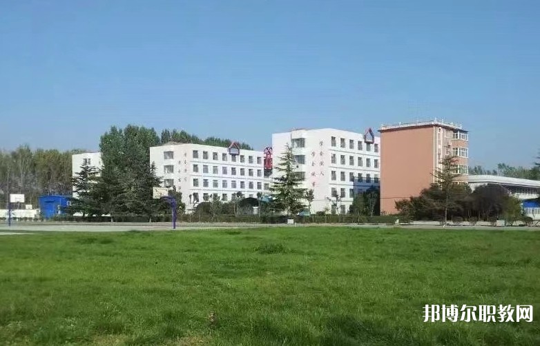 青島博愛成人中等專業(yè)學(xué)校地址，乘車路線