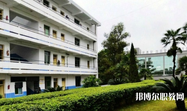 自貢2025年沒(méi)有畢業(yè)證可以讀鐵路學(xué)校嗎